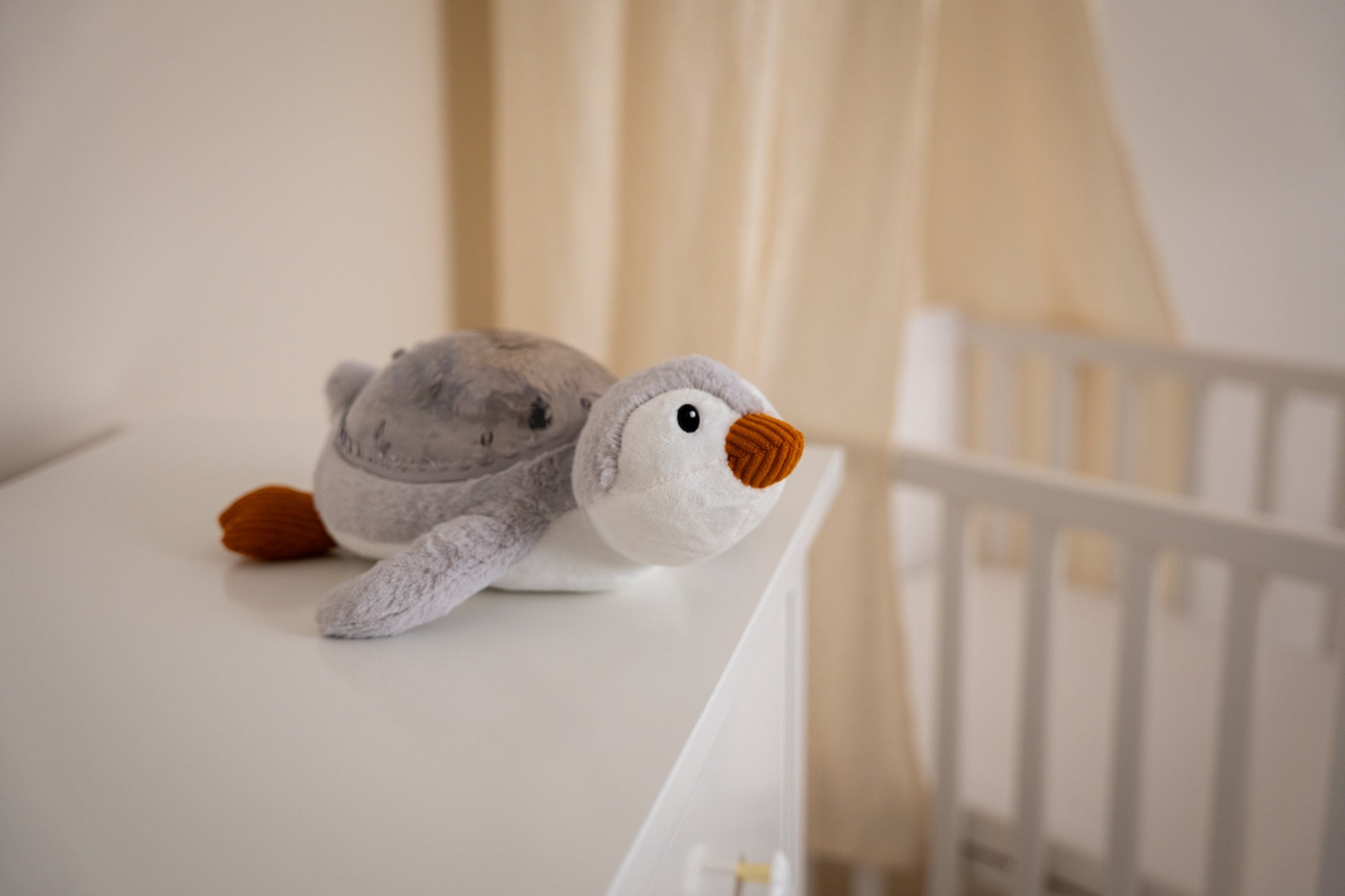 Cloud-B Tranquil Penguin Rustgevende Knuffel met geluiden, projectie - Grijs