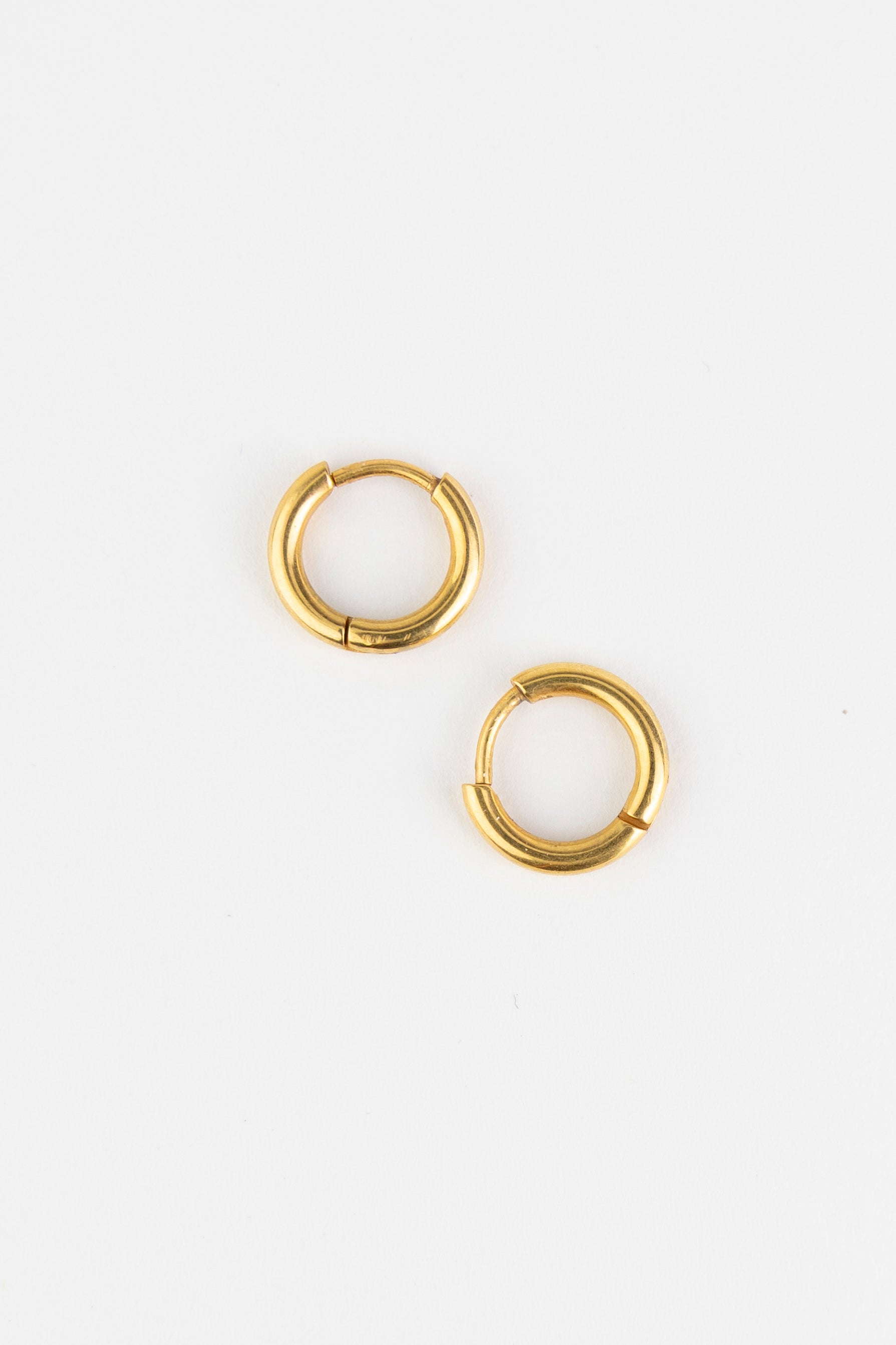Mrs Ertha Ohrringe – Emaille und 18 Karat PVD-vergoldeter Edelstahl – Essential Hoops