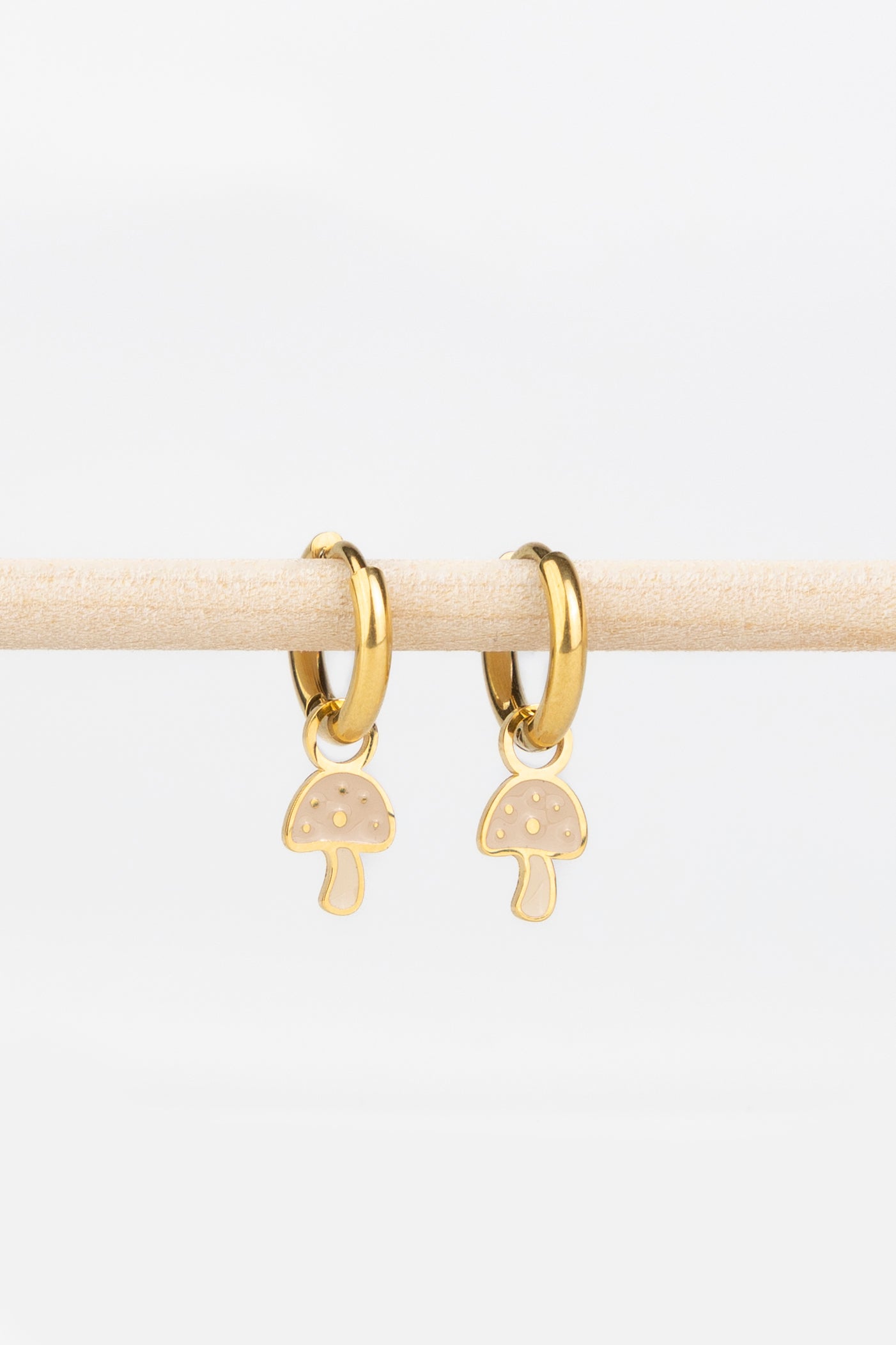 Mrs Ertha Ohrringe – Emaille und 18 Karat PVD-vergoldeter Edelstahl – Essential Hoops