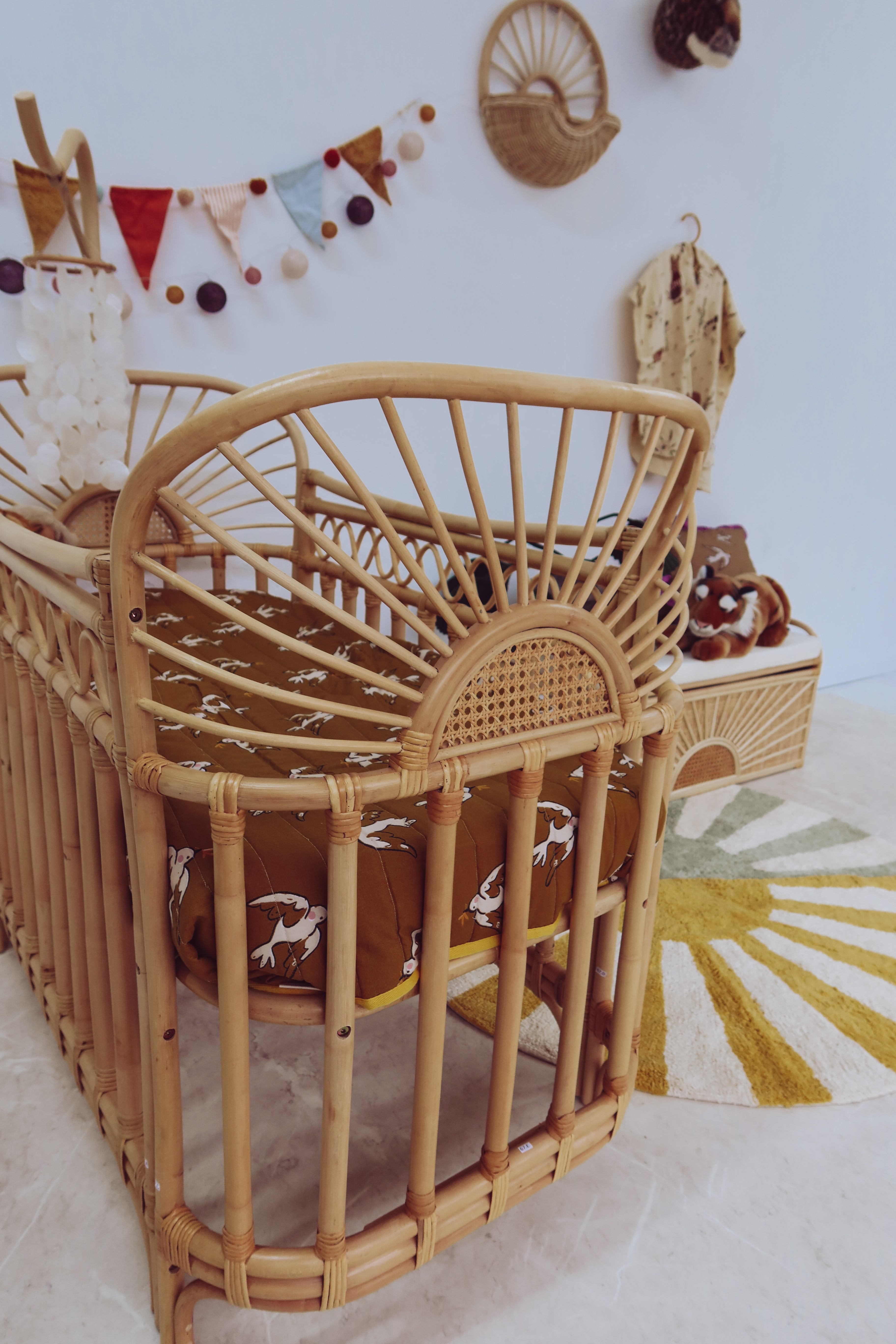 Berceau de rotin au soleil avec support mobile (précommande)