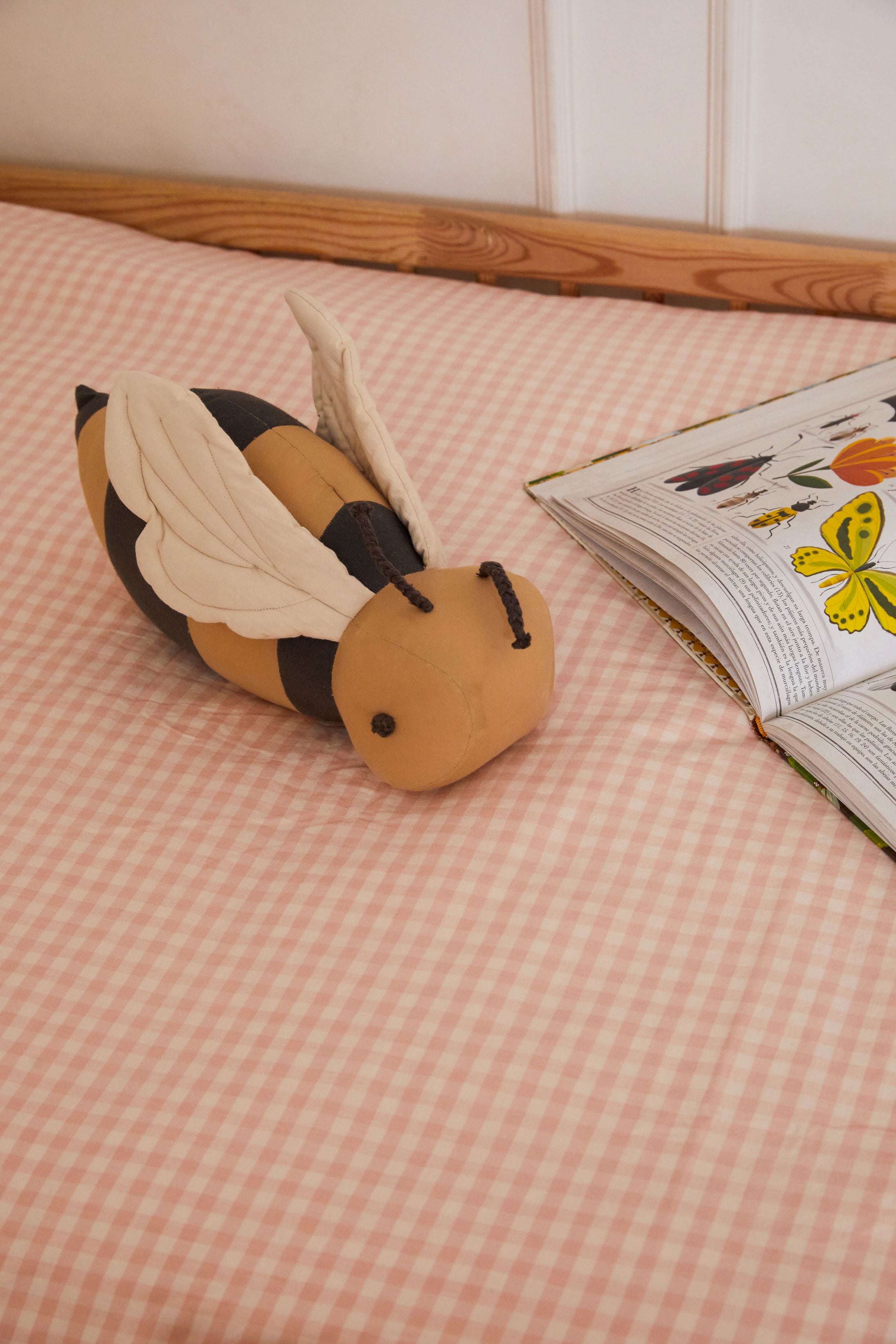 Lorena Canals Wasbaar kussen - Planet Bee - Buzzy Bee - 14x36cm