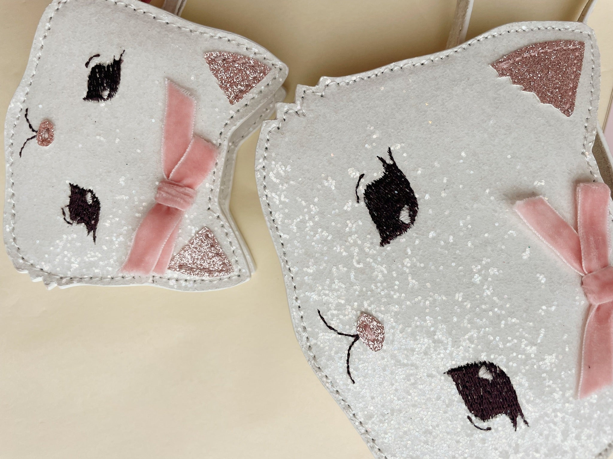 Konges Sløjd Tut Kitty Schoudertasje met glitter - Buttercream