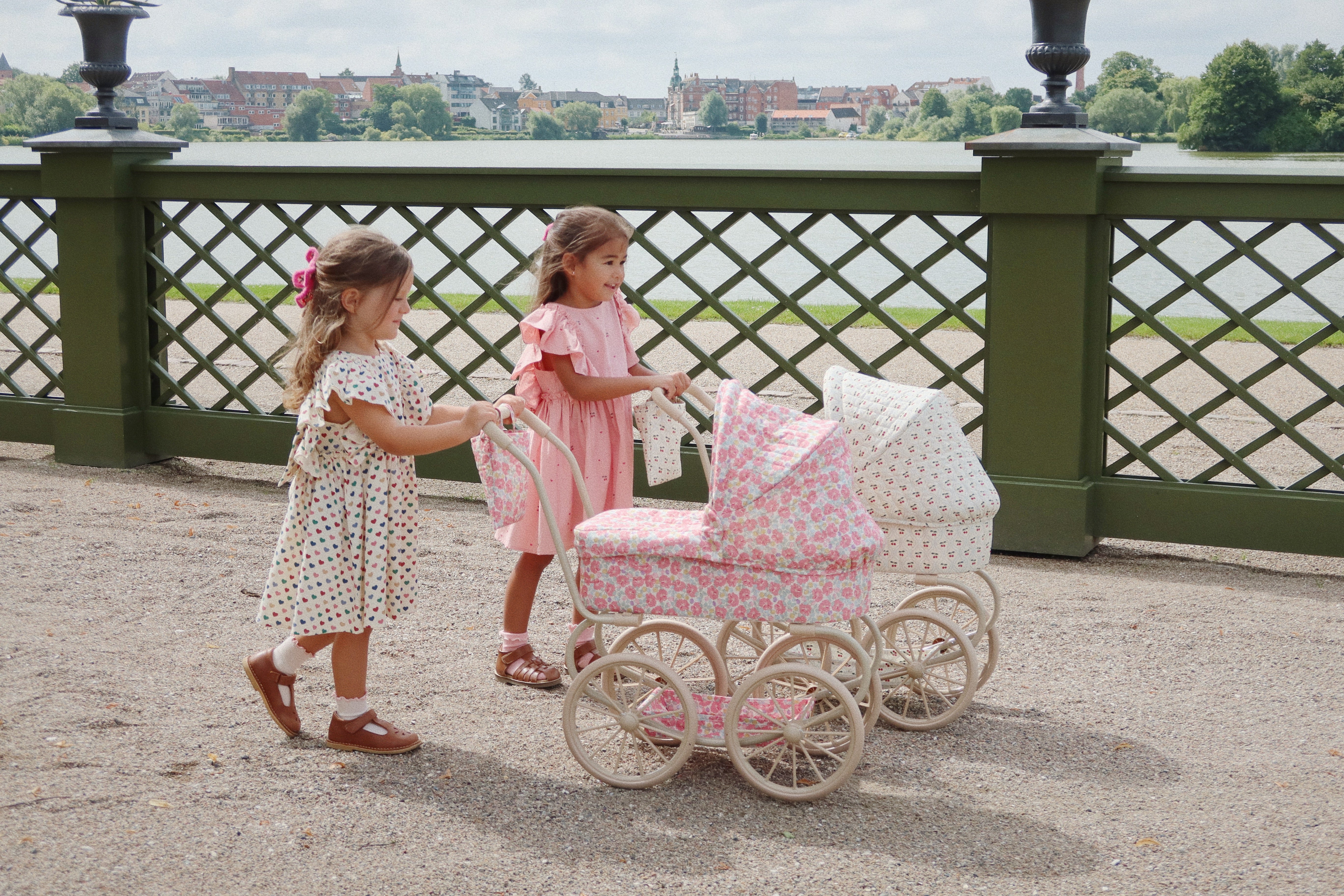 Konges Sløjd Minnie Poppenwagen/Doll Pram - Opvouwbaar - Rose Anglaise