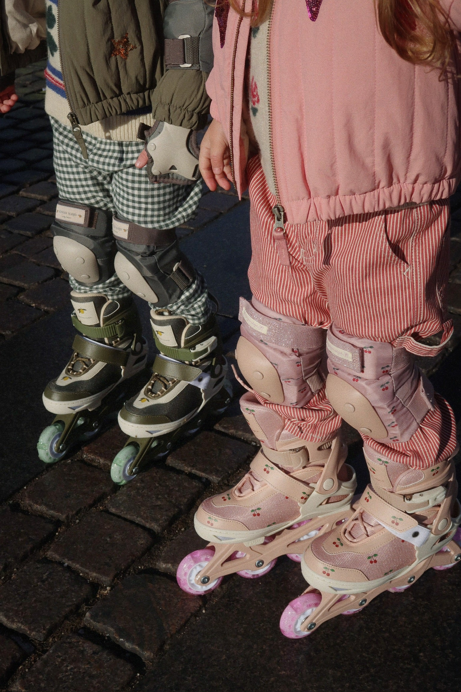 Konges Sløjd Light Up Rollschuhe mit beleuchteten Rädern – Cherry Blush