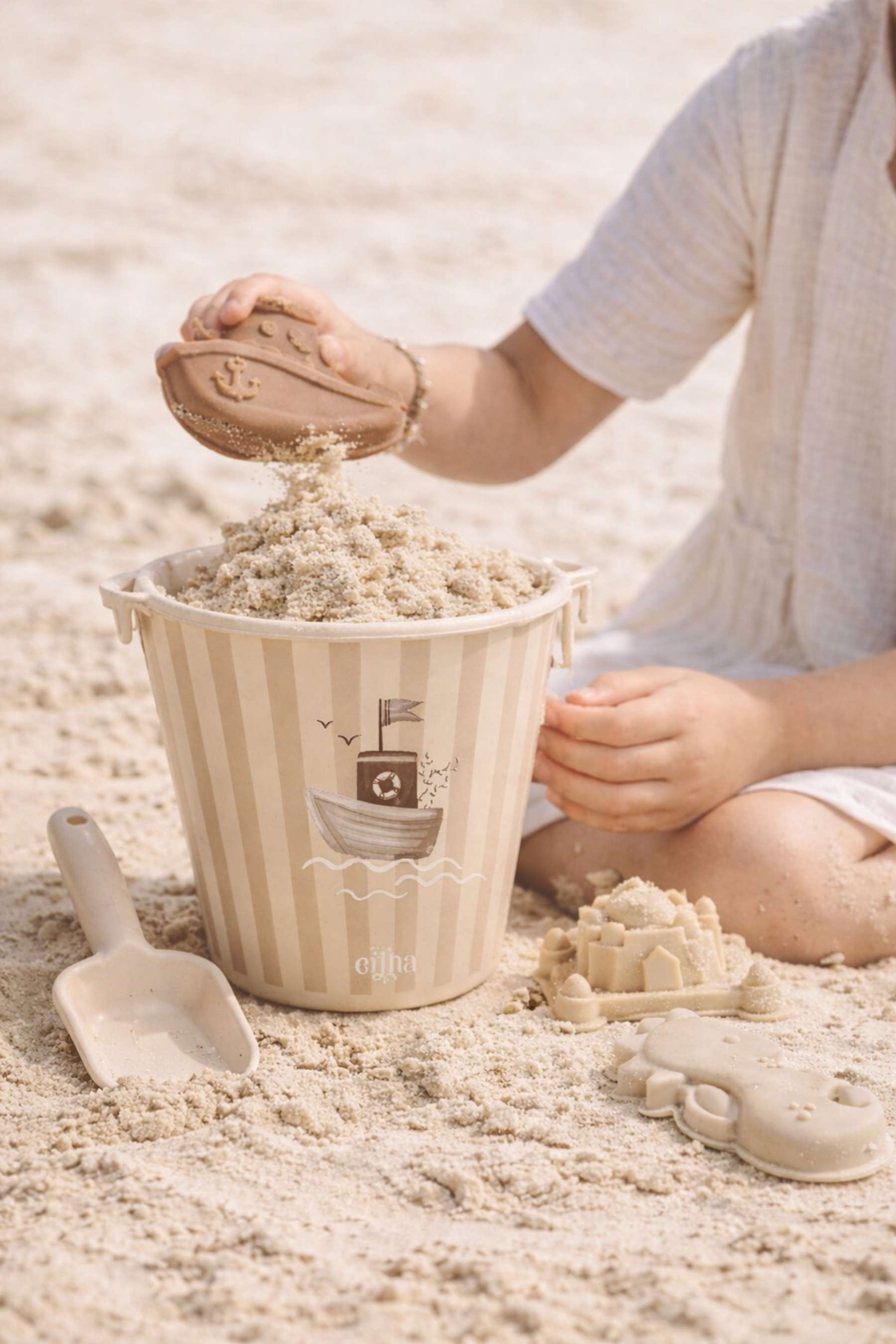 Mrs Ertha Beach Bucket Strandspeelgoed set - Emmer, schepjes en meer - Stripped Boat