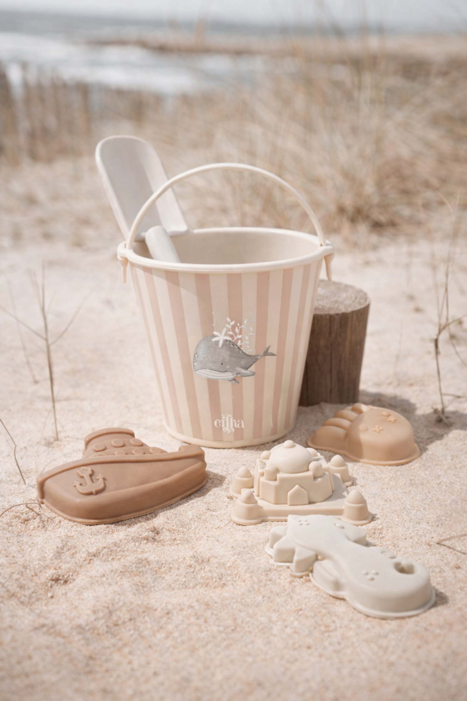 Mrs Ertha Beach Bucket Strandspeelgoed set - Emmer, schepjes en meer - Stripped Whale