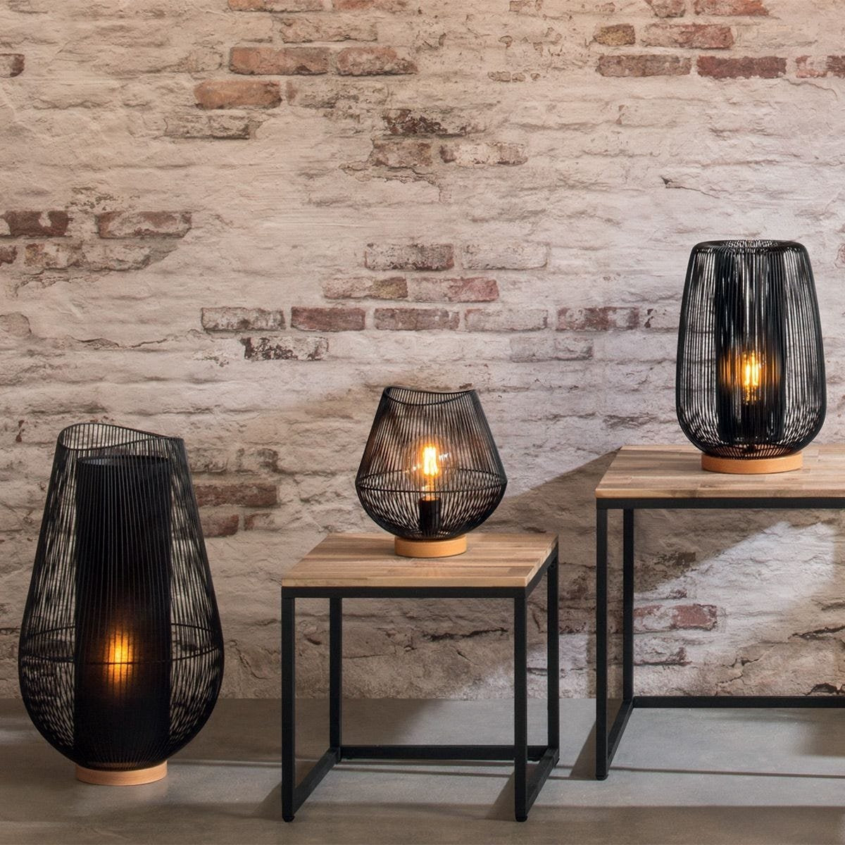 Lampe de table Fil d'acier noir avec base en bois de hêtre